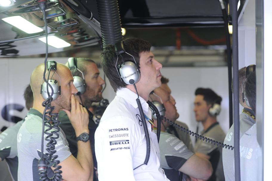 Toto Wolff, grande capo della Mercedes, segue le qualifiche. Reuters
